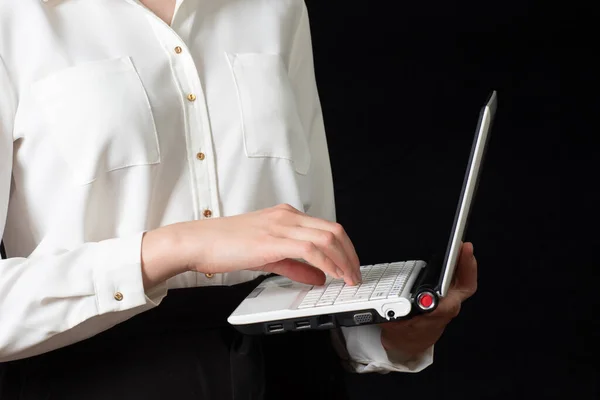 Primer Plano Una Mano Femenina Usando Una Computadora Portátil Tocando — Foto de Stock