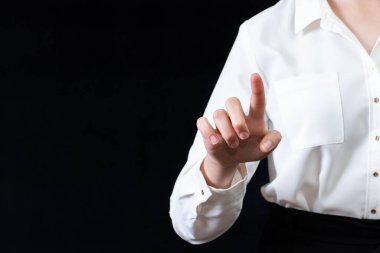 Siyah arka planda izole edilmiş, dokunmatik ekranın önündeki iş kadını. İş konsepti. Çevrim içi öğrenim.