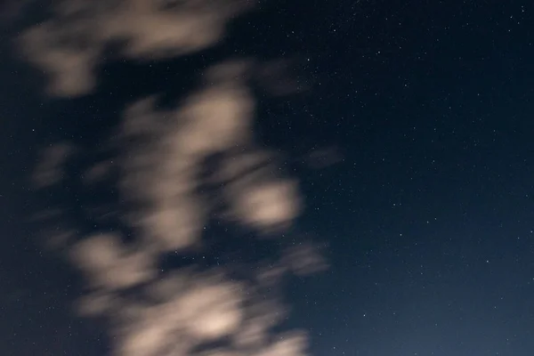 구름과 별들로 이루어진 디자인 배경으로 수있습니다 — 스톡 사진