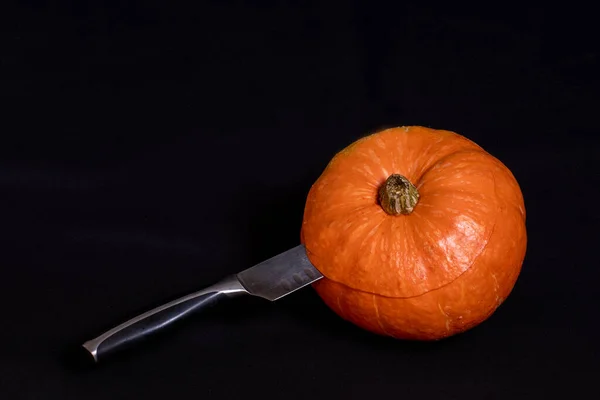 Coltello Taglia Una Zucca Arancione Rotonda Isolata Sfondo Nero Primo — Foto Stock