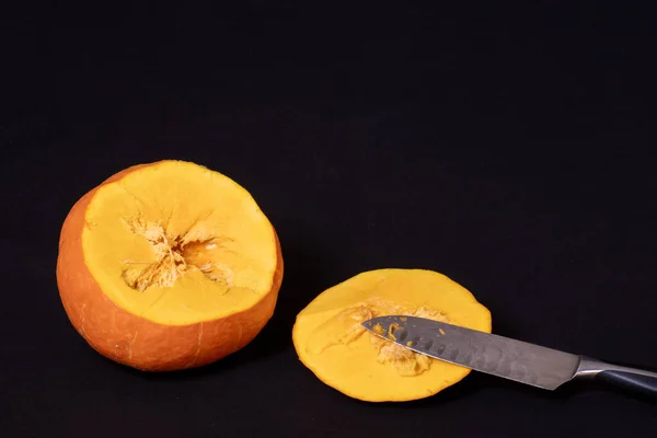 Paso Cortar Parte Superior Calabaza Cuchillo Calabaza Cortados Piezas Aislados —  Fotos de Stock