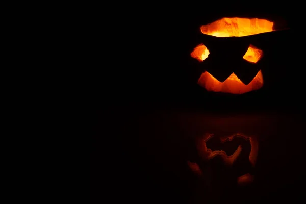 Halloween dynia uśmiech i straszne oczy na imprezę, Jack Latarnia izolowany na czarnym tle — Zdjęcie stockowe