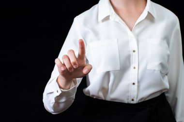 Siyah arka planda izole edilmiş, dokunmatik ekranın önündeki iş kadını. İş konsepti. Çevrim içi öğrenim