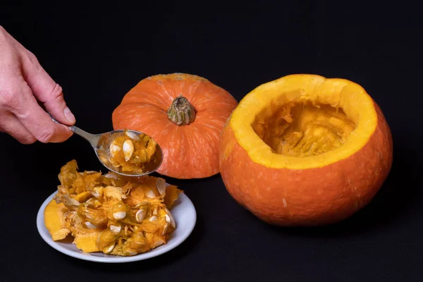 Schritt 2 Aushöhlen des Kürbisses, Entfernen der Kerne mit einem Löffel, um die Jack Lantern vorzubereiten — Stockfoto