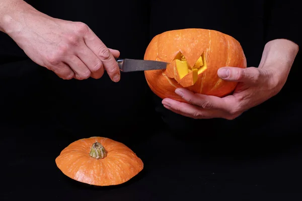 Passo 3 Tagliare gli occhi e la bocca in una zucca con un coltello per preparare la lanterna Jacks. Istruzioni passo-passo — Foto Stock