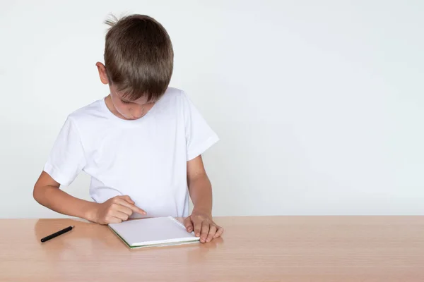 Возвращайся Школу Мыслящий Мальчик Смотрит Блокнот Книгу Сидит Столом Делает — стоковое фото