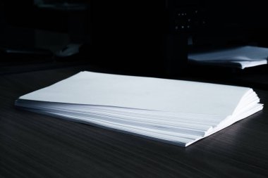 Çalışma alanı boş kağıt ile ahşap siyah tablo, seçici odak, kopyalama alanı, üst görünüm. İş, okul kavramı.