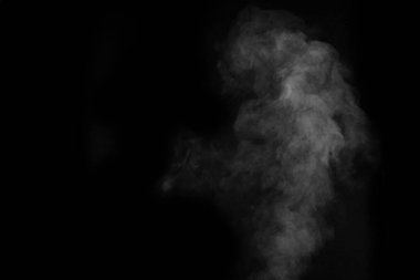 Hava doygunluğundan beyaz buhar püskürtüsü. Siyah arka planda duman parçaları. Resimlerde üst üste koymak için soyut arkaplan, tasarım ögesi