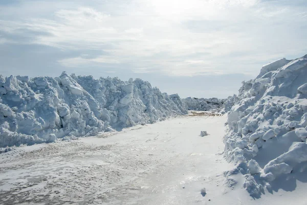 路边堆积如山的大雪 供汽车用 大雪或暴风雪后大雪飘扬 可用于说明降雪后的道路清洁 — 图库照片