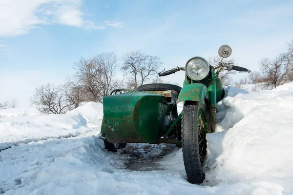 Zaśnieżony Zardzewiały Motocykl Retro Zaparkowany Podczas Opadów Śniegu Zielony Motocykl — Zdjęcie stockowe