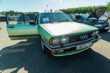 Moskova, Rusya - 26 Mayıs 2018: Vagburg Festivali otomobillerin Volkswagen oto grubu - Vw, Skoda, Seat, Audi ile seri ve özel kas arabalar