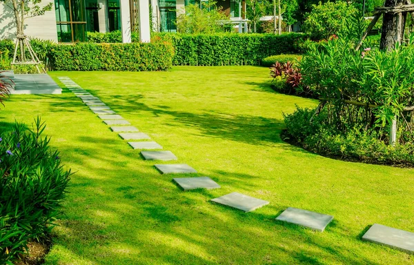 Bahçedeki yol, tuğlalı yeşil çimenler bahçe manzarası tasarımı, yeşil çimen tarlasında kıvrımlı yürüyüş yolu ve çiçek bahçesi, bahçedeki ev, bahçedeki patika..