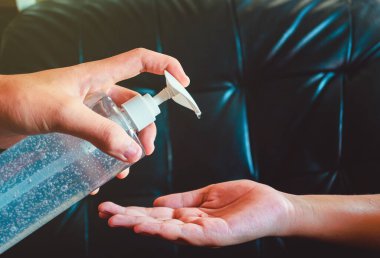 Coronavirus 2019-ncov covid-19 konsepti. Temizlemek için avuç içine alkol jeli basın. Alkol jeli..