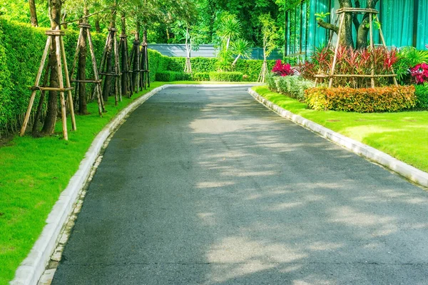 Rua Lado Casa Gramado Verde Jarda Dianteira Para Pano Fundo — Fotografia de Stock