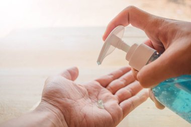 Coronavirus 2019-ncov covid-19 konsepti. Erkekler ellerini alkol jeliyle ya da antibakteriyel sabun dezenfektanıyla yıkıyor mikrop ve bakterilerin yayılmasını engelliyor ve koronavirüs enfeksiyonlarından kaçınıyor..