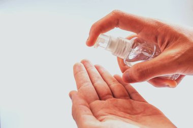 Coronavirus 2019-ncov covid-19 kavramı, erkekler alkol jeli veya antibakteriyel sabun dezenfektanı ile ellerini yıkıyor mikrop bakteri ve bakterilerin yayılmasını engelliyor ve coronavirüs enfeksiyonlarından kaçınıyor..