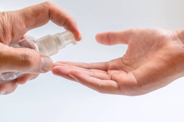 Coronavirus 2019-ncov covid-19 kavramı, erkekler alkol jeli veya antibakteriyel sabun dezenfektanı ile ellerini yıkıyor mikrop bakteri ve bakterilerin yayılmasını engelliyor ve coronavirüs enfeksiyonlarından kaçınıyor..
