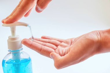 Coronavirus 2019-ncov covid-19 kavramı, erkekler alkol jeli veya antibakteriyel sabun dezenfektanı ile ellerini yıkıyor mikrop bakteri ve bakterilerin yayılmasını engelliyor ve coronavirüs enfeksiyonlarından kaçınıyor..