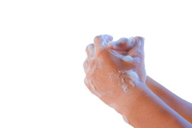 Beyaz arka planda tek başına ellerini yıkayan kişinin yakınlığı