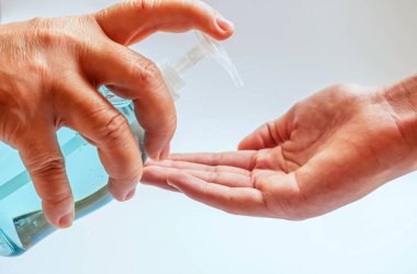 Coronavirus 2019-ncov covid-19 kavramı, erkekler alkol jeli veya antibakteriyel sabun dezenfektanı ile ellerini yıkıyor mikrop bakteri ve bakterilerin yayılmasını engelliyor ve coronavirüs enfeksiyonlarından kaçınıyor..