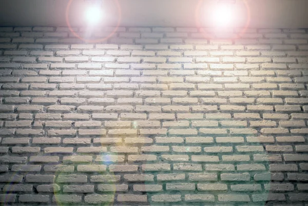 Evin gri tuğla duvarında duvar ışığı, kırmızı duvarda beyaz ışık.