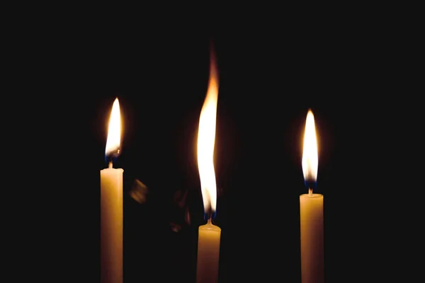 Velas Brancas Queimando Escuro Com Luzes Brilhando Chama Vela Acesa — Fotografia de Stock