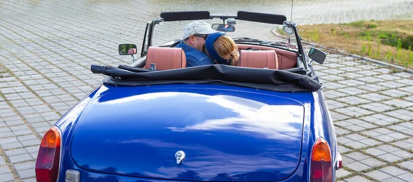 Пара Поцілунок Подорож Блакитним Вінтажним Cabriolet Історія Кохання — стокове фото