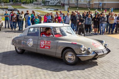 Minsk, Belarus, 11.07.2015. Eskisi gibi. Bordo Cabriolet araba Citroen 2CV. Yeniden çekilme fotoğrafı