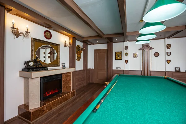 台球室内部 绿桌游戏 老德国风格的设计 天花板 墙壁和地板上的褐色木制装饰 — 图库照片