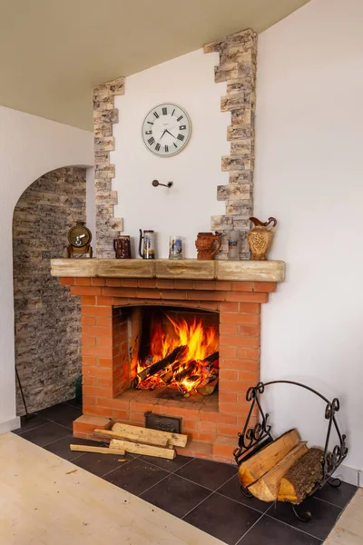 Chimenea Ladrillo Troncos Madera Quemados Acogedora Casa Diseño Sala Estar — Foto de Stock