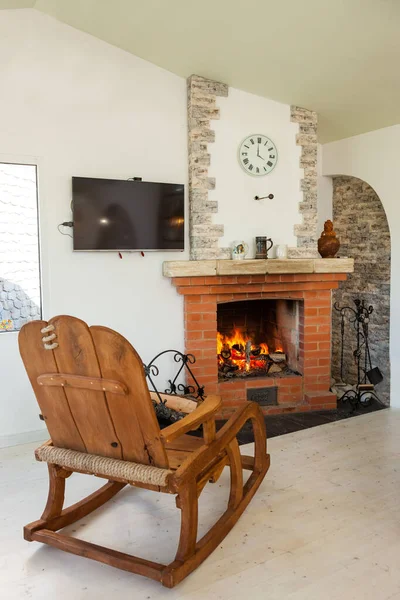 Chimenea Ladrillo Troncos Madera Quemados Acogedor Diseño Del Hogar Sillón — Foto de Stock