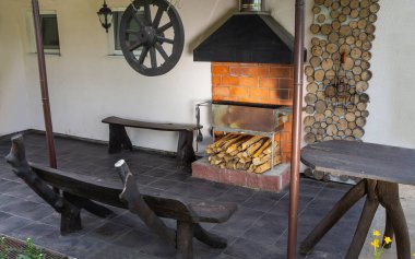 Tuğla şömineli arka bahçe avlusu. Izgara, barbekü, barbekü için açık teras kavramı. Homestead kırsal tasarımı.