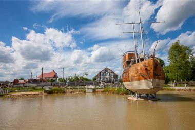 Göldeki Galleon gemisi. Dekoratif manzaralı tahta yelkenli.. 