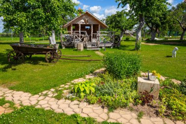 Çay içmek için paraşütü olan ahşap bir teras. Kırsal bölgenin dışından. Rahat antik Rus tasarımı..