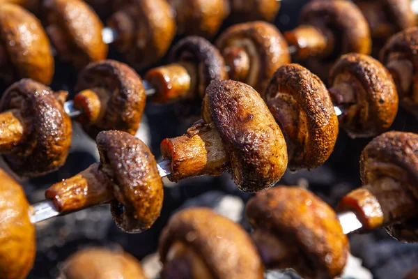 Las Setas Son Asadas Fuego Sobre Las Brochetas Metálicas Sobre — Foto de Stock