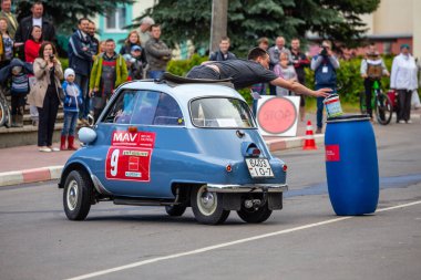 Minsk, Belarus, 11.06.2016. Old timer Rallisi. Eski arabaların sergisi ve rekabeti. 1955 'in BMW isetta-300 mikro arabası. Mavi ve açık gri çift renkli nadir bir araç görev fuarında yer alıyor.