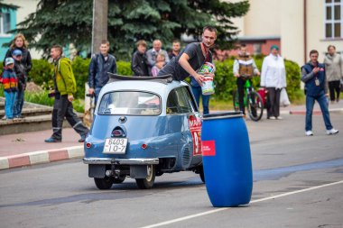 Minsk, Belarus, 11.06.2016. Old timer Rallisi. Eski arabaların sergisi ve rekabeti. 1955 'in BMW isetta-300 mikro arabası. Mavi ve açık gri çift renkli nadir bir araç görev fuarında yer alıyor.