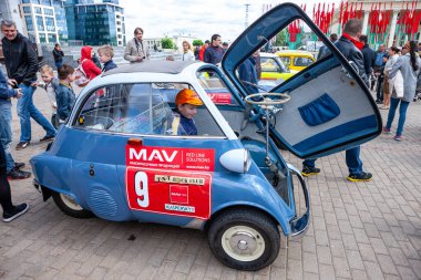 Minsk, Belarus, 11.06.2016. Old timer Rallisi. Eski arabaların sergisi ve rekabeti. 1955 'in BMW isetta-300 mikro arabası. Mavi ve açık gri çift renkli nadir bir araç görev fuarında yer alıyor.