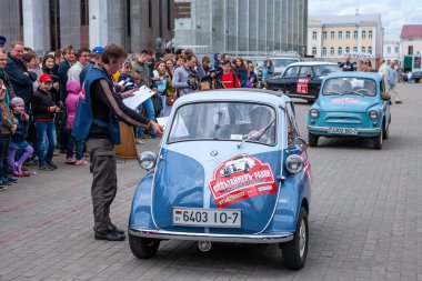 Minsk, Belarus, 11.06.2016. Old timer Rallisi. Eski arabaların sergisi ve rekabeti. 1955 'in BMW isetta-300 mikro arabası. Mavi ve açık gri çift renkli nadir bir araç görev fuarında yer alıyor.