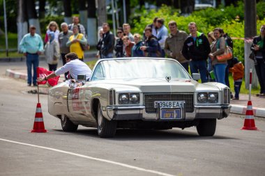 Minsk, Belarus, 11.06.2016. Old timer Rallisi. Cadillac Eldorado coupe 1971-1978 klasik Amerikan 2 kapılı üstü açılır arabası. Sürücüler için özel bir meydan okuma ile olay.