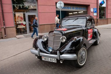 Minsk, Belarus, 11.06.2016. Eskisi gibi. Antika araçların rekabeti. Zarif siyah MercedesBenz170DS koleksiyonu. Güzel bir çift, güzel kostümler..