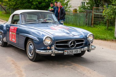 Minsk, Belarus, 11.06.2016. Eskisi gibi. Antika araçların rekabeti. Mavi koleksiyon MercedesBenz 190 SL Roadster.