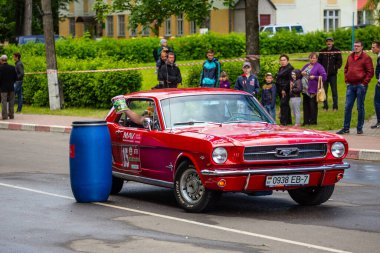 Minsk, Belarus, 11.06.2016. Eskisi gibi. Eski arabaların sergisi ve rekabeti. Kırmızı 1965 Ford Mustang