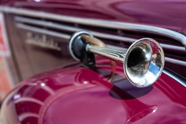 Minsk, Belarus, 11.06.2016. Old timer Rallisi. Araba kornası fotoğrafını kapat. Savaş sonrası Sovyet arabası Opel Kadett, Moskvitch 400-420 'de.