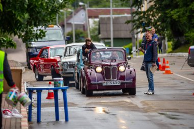 Minsk, Belarus, 11.06.2016. Old timer Rallisi. Savaş sonrası Sovyet arabası Opel Kadett, Moskvitch 400-420 'de.