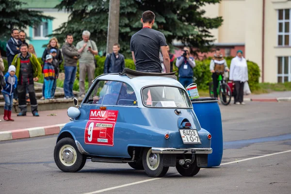 ミンスク ベラルーシ 2016年6月6日 昔のラリーだ ヴィンテージカーの展示と競争 Bmw Isetta 300マイクロカー1955年製 青とライトグレーの希少車両は クエストショーに参加します — ストック写真