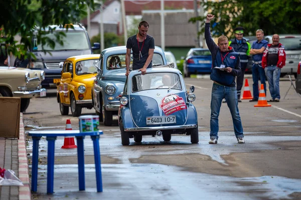 ミンスク ベラルーシ 2016年6月6日 昔のラリーだ ヴィンテージカーの展示と競争 Bmw Isetta 300マイクロカー1955年製 青とライトグレーの希少車両は クエストショーに参加します — ストック写真