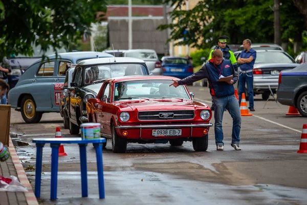 ミンスク ベラルーシ 2016年6月6日 昔はね ヴィンテージカーの展示と競争 レッド1965フォードマスタング — ストック写真