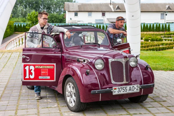 Минск Беларусь 2016 Ралли Олдтимера Послевоенный Советский Автомобиль Базе Opel — стоковое фото