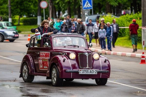 ミンスク ベラルーシ 2016年6月6日 昔のラリーだ 戦後のソ連車に基づいてオペル カデット モスキッチ400 420 — ストック写真